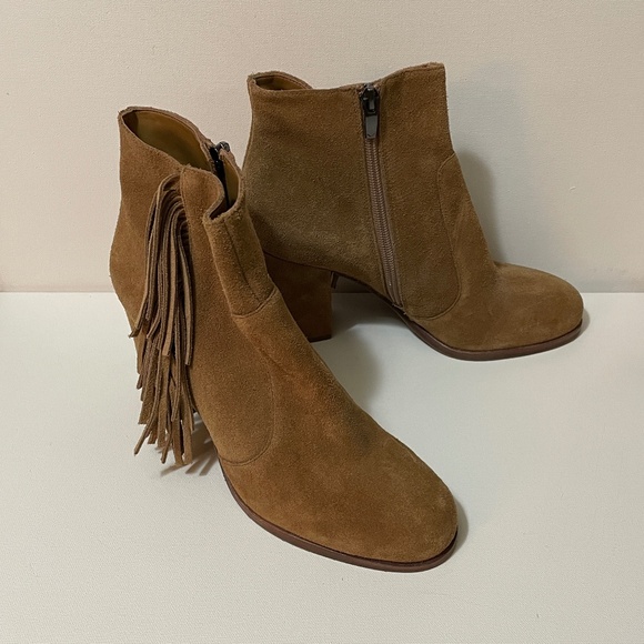 EUC Women's Size 8 Via Spiga Cognac (Tan) Suede Fringe Ankle Boots - Picture 2 of 6